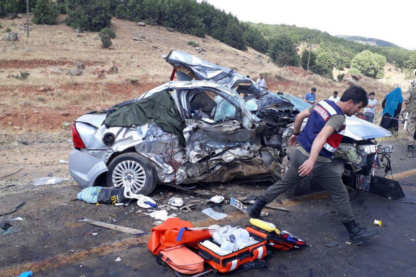 Otomobil ile pikap çarpıştı: 8 ölü 7 yaralı Otomobil ile pikap çarpıştı: 8 ölü 7 yaralı
